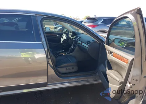 2013 Volkswagen Passat 2.0L Tdi Sel Premium z USA, uszkodzony, nr VIN 1VWCN7A30DC121953